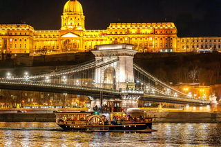 Budapest: Historic Cruise with Welcome Drink