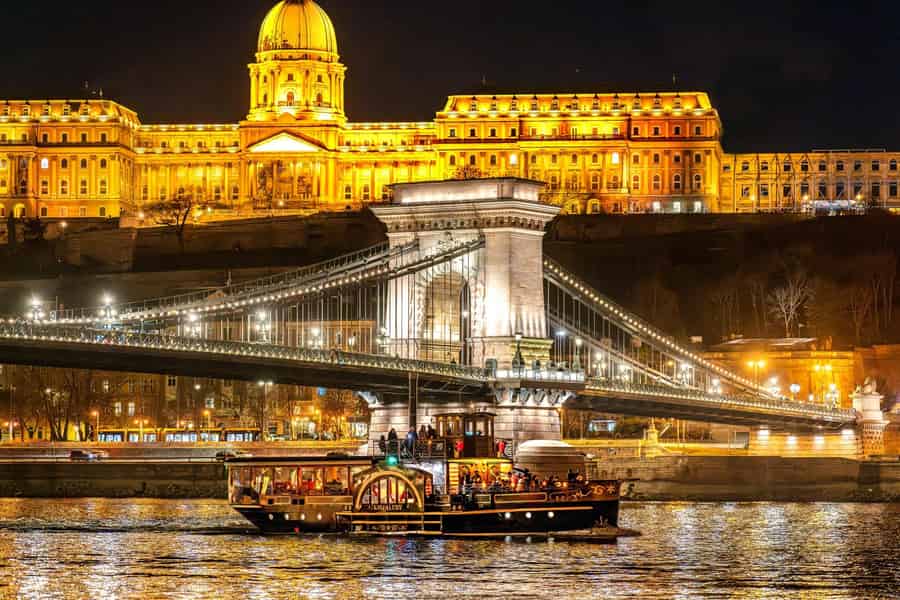 Budapest: Historische Kreuzfahrt mit Begrüßungsgetränk. Foto: GetYourGuide