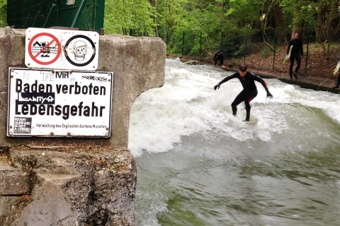 Eisbachwelle: Surfing w centrum Monachium - Niemcy