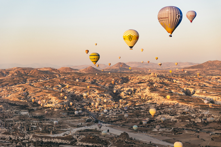 Capadócia: Passeio de balão de ar quente em Goreme com café da manhãVoo ao nascer do sol