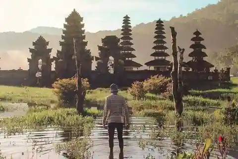 Munduk : Trekking, Banyumala waterfall & Tamblingan Temple