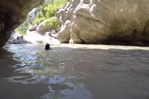 Caminhada de um dia na caverna Pellumbasi saindo de Tirana