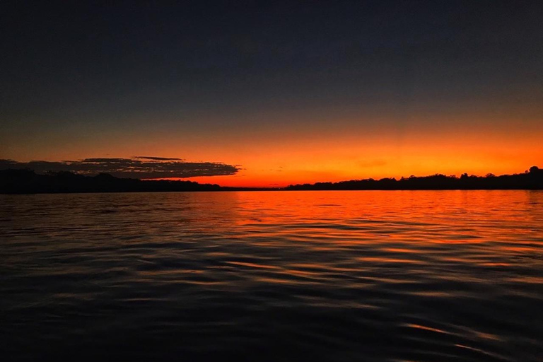 TAMBOPATA SOLNEDGÅNG: Hisnande solnedgång &amp; nattligt äventyr