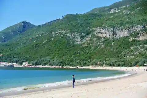 Sesimbra and Arrábida National Park Tour with Wine Tasting