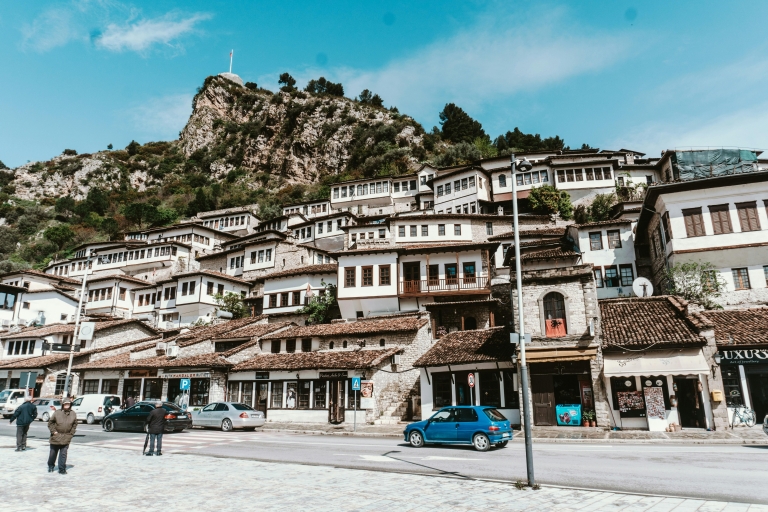 "Jednodniowa wycieczka Berat i jezioro Belsh z Tirany / Durres"Tirana - Berat i jezioro Belsh: UNESCO i malownicza jednodniowa wycieczka"