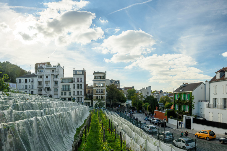 Paris: Experience the romance of Montmartre on a walk with a pro photographer Paris: Experience romance in Montmartre, a walk with a photographer in English