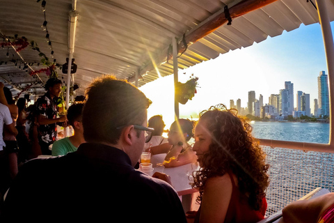 Baía de Cartagena: Passeio de barco ao pôr do sol com dança e bar aberto