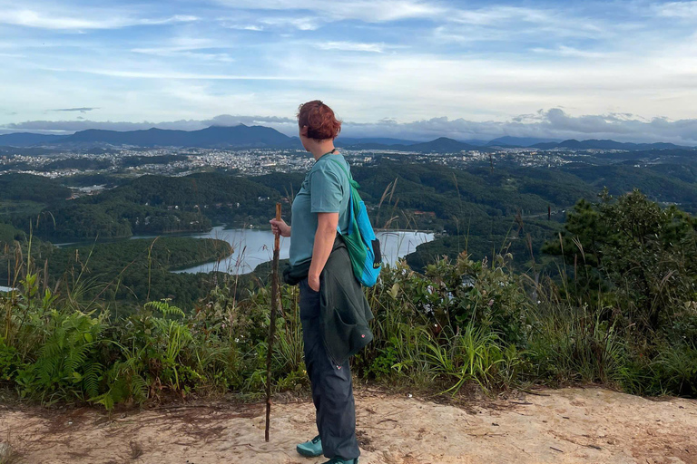 Dalat: Hiking the Mountain to observe the cloud and sunrise Da Lat: Hiking the Mountain to observe the cloud and sunrise