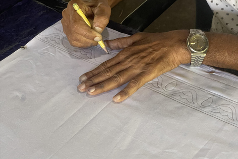 Giriulla: Batik Factory Tour with Ceylon Tea and Sweets