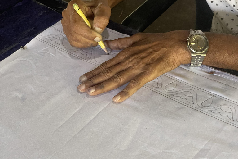 Giriulla: Batik Factory Tour with Ceylon Tea and Sweets