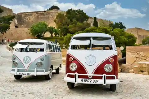 Circuit vintage autour d'Alicante dans d'authentiques fourgonnettes Kombi T1