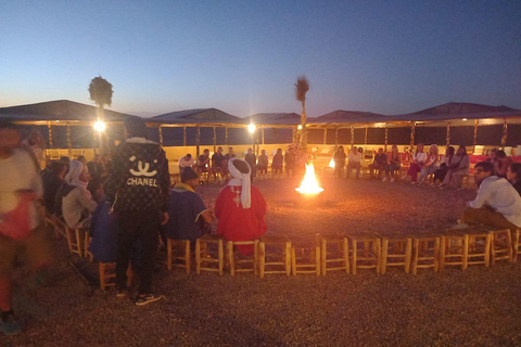 Dinner-Show bei Sonnenuntergang und Kamelritt in der Agafay-Wüste