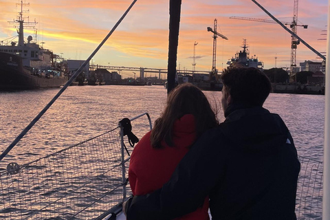 Lisboa:Sunset Sailing Tour at Tagus River with welcome drink