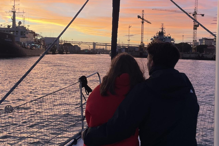 Lisboa:Sunset Sailing Tour at Tagus River with welcome drink