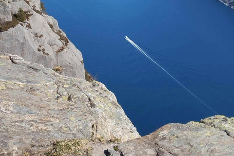 Preikestolen con recogida del hotel o barco con guía