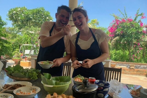 Hoi An: Corso di cucina tradizionale e pasto con la famiglia Cam Thanh