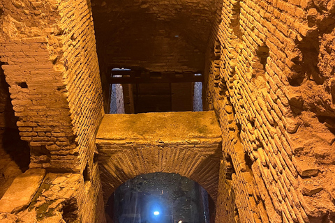 Rom: Trevifontänen Underjordisk rundtur i Trevifontänens distrikt och glassFransk guidad tur och gelato