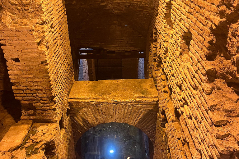 Rom: Trevifontänen Underjordisk rundtur i Trevifontänens distrikt och glassFransk guidad tur och gelato