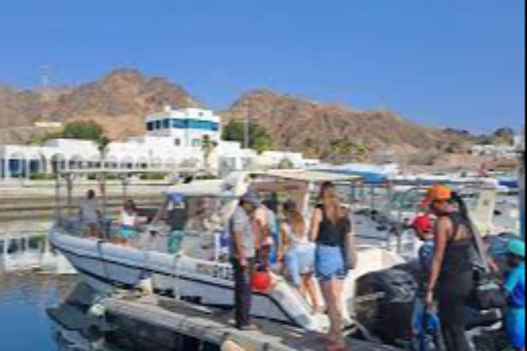 Muscat: VIP Coast and Sunset Boat Trip