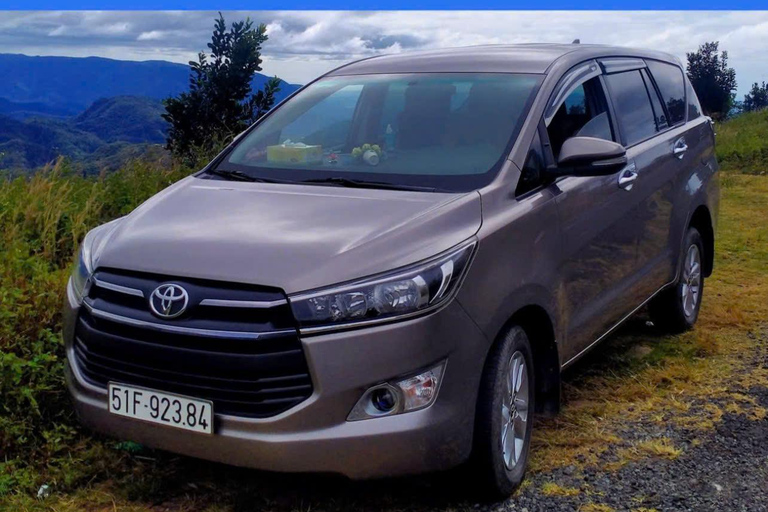 Transferência privada da cidade de Ho Chi Minh para a fronteira de Moc BaiSedan (2 pessoas + 2 malas)