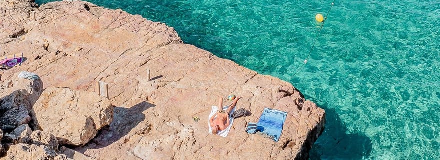Sant Antoni : transfert aller-retour en ferry vers la plage de Cala Salada
