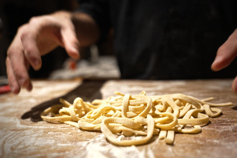 Venezia: Corso di pasta e chitarra dal vivo a casa di un abitante del posto