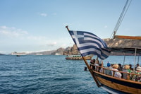 Santorini, Islas Volcánicas Cruise con visita a las aguas termales - Housity
