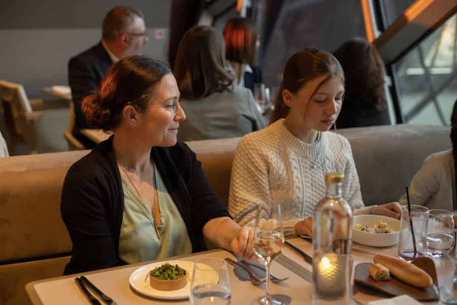 Paris: Frühes Abendessen in der Brasserie Madame am Eiffelturm. Foto: GetYourGuide