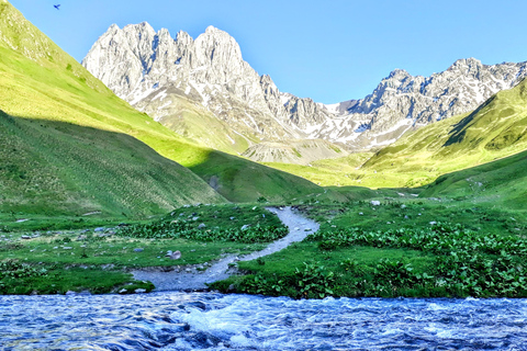 Caminhada de três dias em Kazbegi