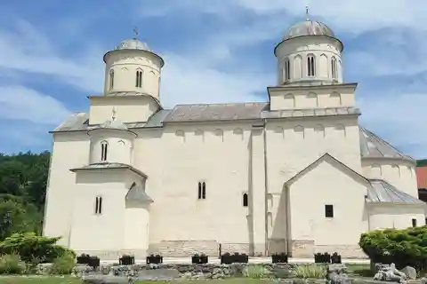 Von Zlatibor aus: Mileševa-Kloster und Sopotnica-Wasserfälle