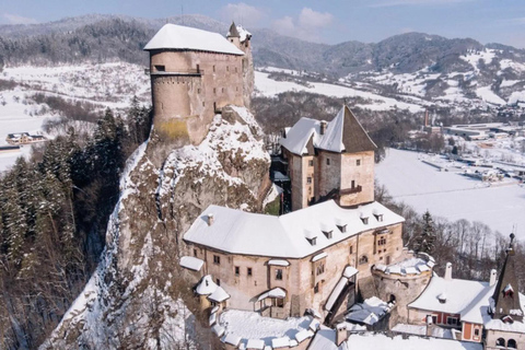 Zakopane : le château d&#039;Orava et la cour extérieure. La beauté de la SlovaquieZakopane : château d&#039;Orava et enceinte extérieure, la beauté de la Slovaquie