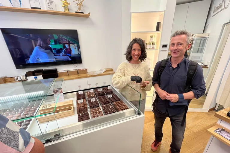 Bordeaux: Old Town Walking Tour with Wine and Food Tasting