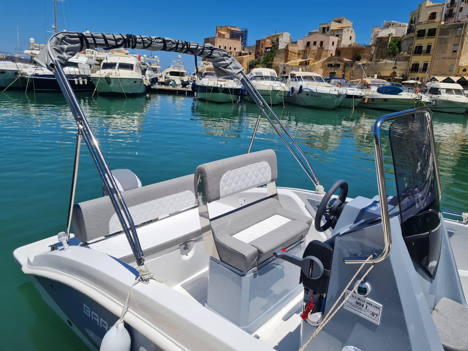 Castellammare del Golfo: Halbtägige Bootsvermietung im August