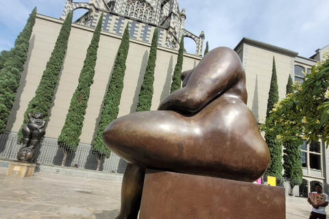 « Medellín dévoilée » Comuna 13, Plaza Botero et téléphérique« Medellín dévoilée » : Comuna 13, Plaza Botero et téléphérique