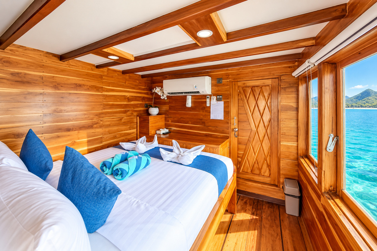 Labuan Bajo: 3-Day Komodo Sailing Luxury Boat with All Fees Deluxe Boat - Private Standar Room (2pax/room)