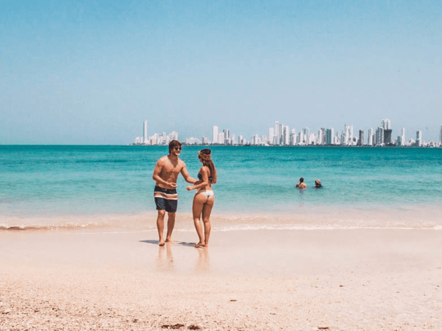 Tierra Bomba: Day Pass + Lunch + Transportation from Cartagena