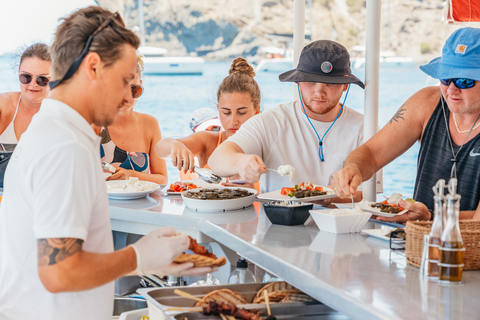 Santorini: Tour in catamarano con cena barbecue, bevande e musicaCrociera al mattino con transfer dall&#039;hotel