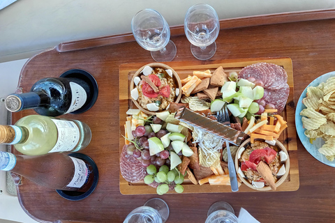 Passeio de barco romântico com vinho e queijo ou jantar surpresaPasseio de barco romântico com vinho e queijo, avistamento de lobos marinhos