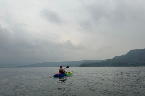 San Salvador: Wycieczka kajakowa o wschodzie słońca po jeziorze Ilopango z odbiorem