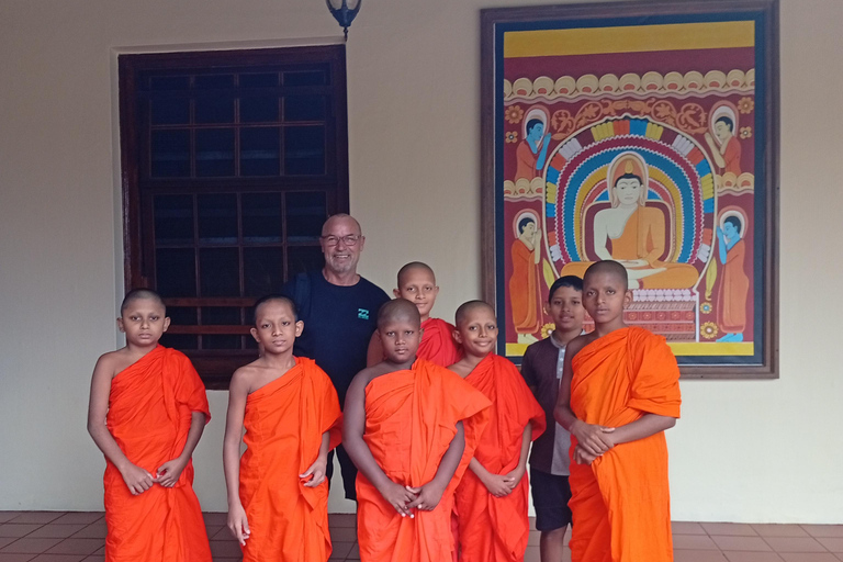 Kandy: Full-Day Tuk-Tuk Tour with Temples & Gardens by Local