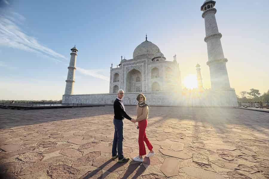 Von Delhi: Sonnenaufgangstour zum Taj Mahal & Agra mit 5-Sterne-Mahlzeit. Foto: GetYourGuide Von Delhi: Sonnenaufgangstour zum Taj Mahal & Agra mit 5-Sterne-Mahlzeit. Foto: GetYourGuide