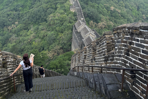 Beijing: Tiananmen Square & Great Wall Private Tour Russian-speaking tour guide