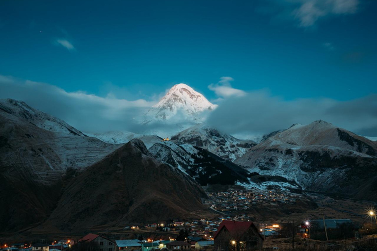 Tbilisi naar Kazbegi: Reis naar de Georgische Hooglanden