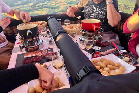 Lausanne: voo suíço com fondue num balão de ar quenteLausanne: Voo suíço com fondue num balão de ar quente