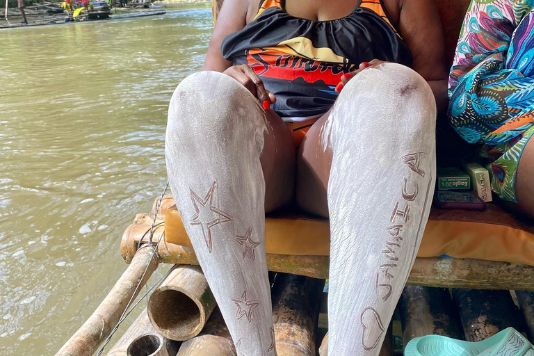 Granja de Marihuana, Rafting en Bambú y Excursión a la Playa de la Cueva de los MédicosDesde Montego Bay