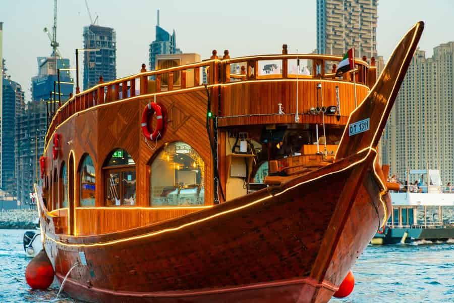 Dubai: Die beste und luxuriöseste 5-Sterne-Dau-Kreuzfahrt mit Sea Lounge. Foto: GetYourGuide Dubai: Die beste und luxuriöseste 5-Sterne-Dau-Kreuzfahrt mit Sea Lounge. Foto: GetYourGuide