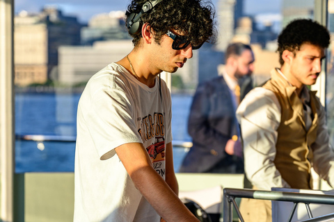 رحلة بحرية عند غروب الشمس في مدينة نيويورك مع دي جي وأفق المدينة وتمثال الحريةرحلة بحرية مع موسيقى 