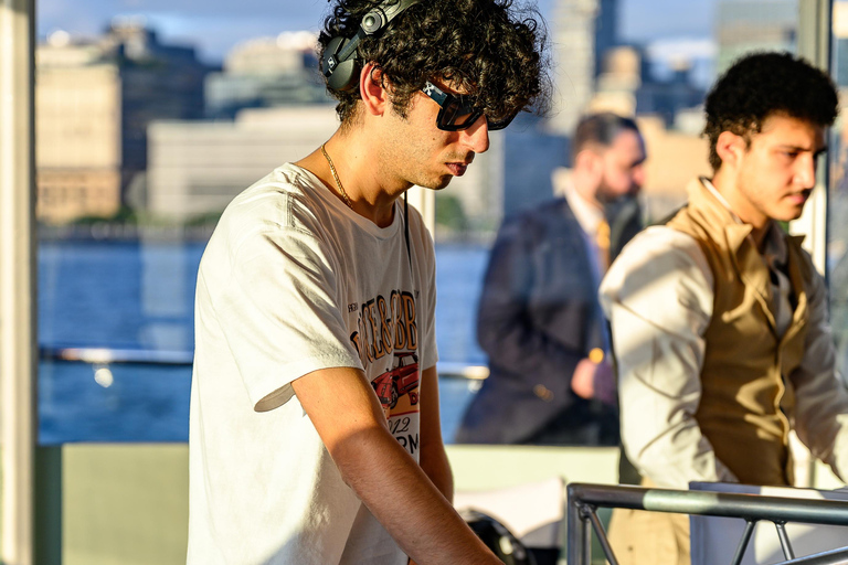 رحلة بحرية عند غروب الشمس في مدينة نيويورك مع دي جي وأفق المدينة وتمثال الحريةرحلة بحرية مع موسيقى 