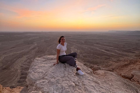 Riyadh: Edge of the World, Sadus Village & Bat Cave Tour Edge of the World, Sadus Village..etc(Private tour)