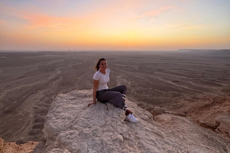 Riyadh: Edge of the World, Sadus Village & Bat Cave Tour Edge of the World, Sadus Village..etc(Private tour)